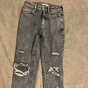 ripped high rise mom jeans!
size: 23
condition: like new